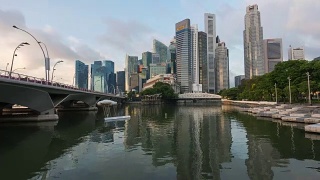 4K延时:新加坡城市景观摩天大楼办公室金融和中央商务区在上午，缩小视频素材模板下载