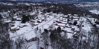 缓慢向前推进高鸟瞰图的冬季住宅区