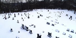 向前空中冬季Flyover墓地墓碑