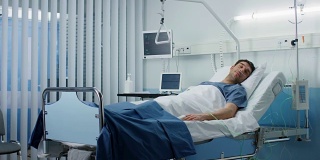 男病人躺在医院私人病房的病床上。白色,干净的环境。