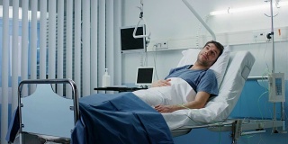男病人躺在医院的病床上。干净平静的临床病房。