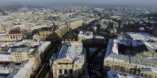 鸟瞰图的利沃夫市中心在冬天从上面的雪。利沃夫,乌克兰。