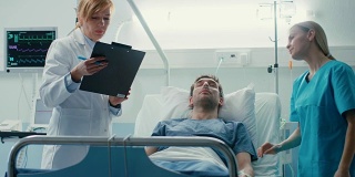 在医院生病的男病人躺在床上，专业的女医生写在病人图表，地址护士谁检查Drop Counter和增加剂量的止痛剂。