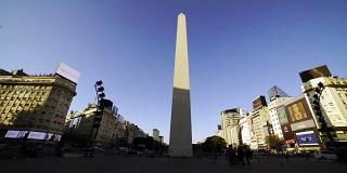 时间流逝:方尖碑和9德胡里奥大道，布宜诺斯艾利斯，阿根廷