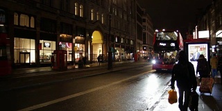 伦敦公共汽车和出租车在英国伦敦斯特兰德路
