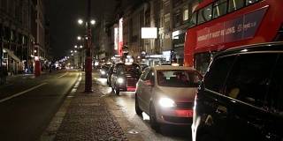伦敦公共汽车和出租车在英国伦敦斯特兰德路