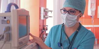 医生操作现代重症监护，重症监护病房设备使用触摸屏。