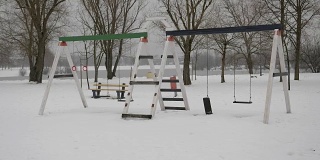 孩子们在操场上的雪宽拍摄