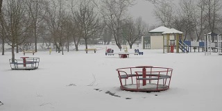 孩子们在操场上的雪宽拍摄