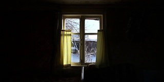 房子的窗户。窗外，好多雪，村子里的房子