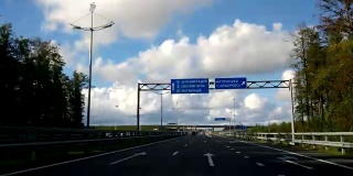 4K /超高清视频片段。POV高速公路公路移动云时间流逝。云在天空中移动，在多云的下午，在高速公路景观的时间间隔。超速驾驶镜头