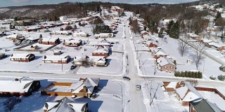 在冬季向上倾斜空中拍摄的邻居