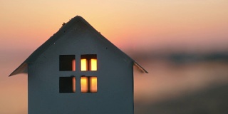 日落时分海滩上的房子模型