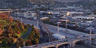 横跨洛杉矶河的桥梁-无人机拍摄