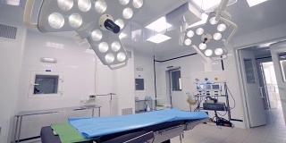 有两个手术灯的医院手术室的广角视图