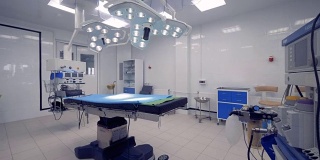 斯坦尼康镜头拍摄的手术室里有医疗设备。4 k。