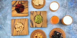 美味营养，轻脆的米片和小麦在碗上的木桌上，与浆果水果，低脂肪更多的蛋白质和叶酸，与浆果和水果。有选择性的重点。