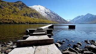 阿尔泰山脉下多恩斯科湖上的木制人行桥视频素材模板下载