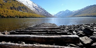 阿尔泰山脉下多恩斯科湖上的木制人行桥