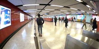 亚洲人使用卡进入香港地铁
