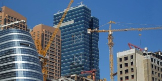 夏天市中心的现代摩天大楼和未完工的建筑