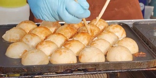日本最受欢迎的美味小吃章鱼烧的烹饪过程