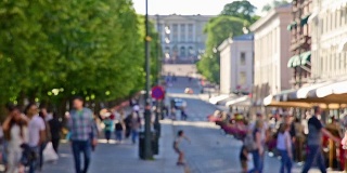 奥斯陆市政厅和街景的人和旅行者/奥斯陆，挪威