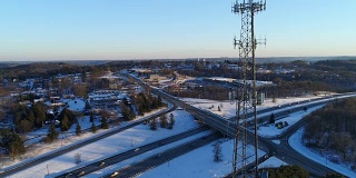 手机发射塔和州际公路的冬季高空拍摄