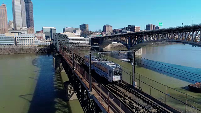 匹兹堡桥上慢速前进的地铁鸟瞰图