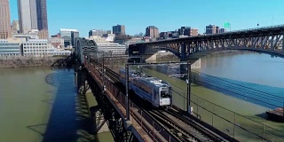 匹兹堡桥上慢速前进的地铁鸟瞰图