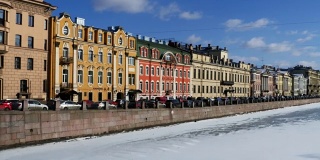 圣彼得堡堤岸上五颜六色的房子