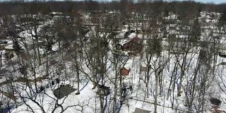 无人机拍摄的下雪的新泽西纽约郊区社区