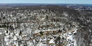 无人机拍摄的下雪的新泽西纽约郊区社区