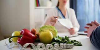 蔬菜饮食的营养和用药概念。营养师咨询病人。营养学家的工作场所
