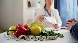 蔬菜饮食的营养和用药概念。营养师咨询病人。营养学家的工作场所视频素材模板下载