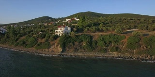 无人机从海边飞到海边，在海边有房子，希腊