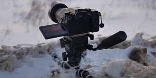 数码单反相机拍摄冬季风景。单反相机拍摄的日落与冬天的雪自然