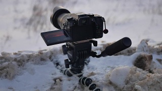数码单反相机拍摄冬季风景。单反相机拍摄的日落与冬天的雪自然视频素材模板下载