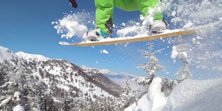 近景:滑雪者在空中跳跃，身后留下一段新雪的痕迹。