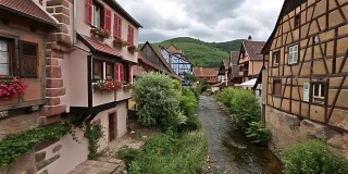 电影倾斜:行人拥挤的Kaysersberg村城市景观阿尔萨斯法国阿尔萨斯