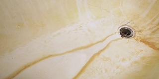 关闭一个肮脏的浴缸排水管与污点的霉菌，bloom和锈迹