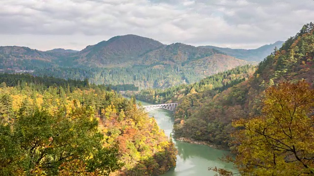 Time-lapse: Daiichi Kyouryou First Bridge view with Red Leave Landscape，三岛，福岛