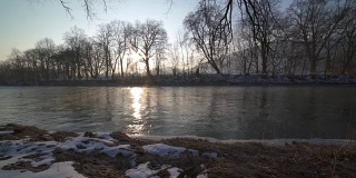 一个宁静的早晨，日出在河岸上，多莉拍摄
