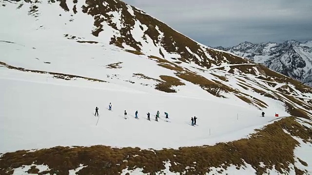 无人机拍摄的滑雪者站在山坡上