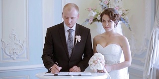美丽的新娘和英俊的新郎正在登记结婚