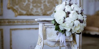 美丽的婚礼彩色花束为新娘