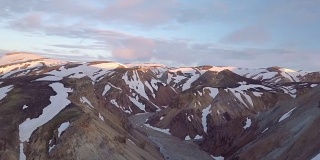 在冰岛的夜晚，空中飞行在白雪皑皑的火山和河流三角洲