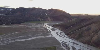 冰岛火山三角洲上空的空中日落