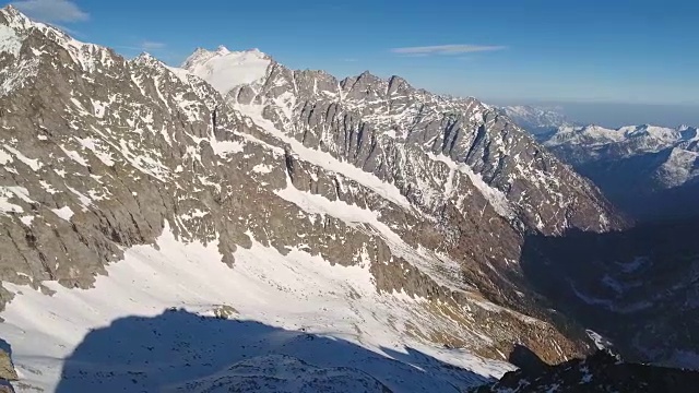 锯齿状的阿尔卑斯山峰在意大利空中