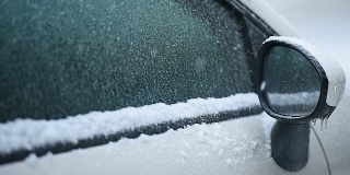 在冻雨中被冰覆盖的车辆